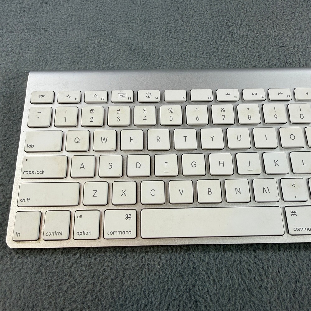 Apple Wireless Keyboard A1314 Bluetooth Silver Aluminum White Keys Tested - Picture 3 of 8